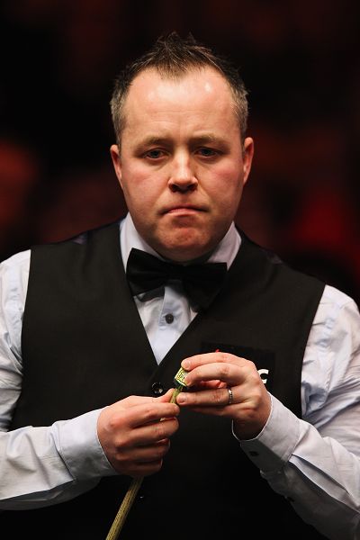 套娃，久保建英坐在涩谷的大久保建英像下握着一个小久保建英